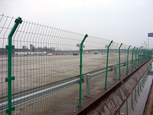 雙(shuang)邊絲護(hu)欄(lan)網(wang)